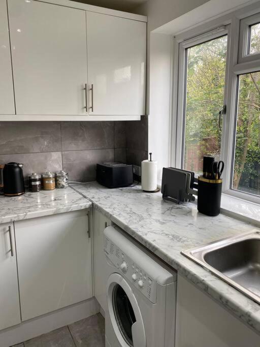 Luxury 2 Bedroom Apartment, Parking, Few Minutes Walk From Wembley Stadium 伦敦 外观 照片